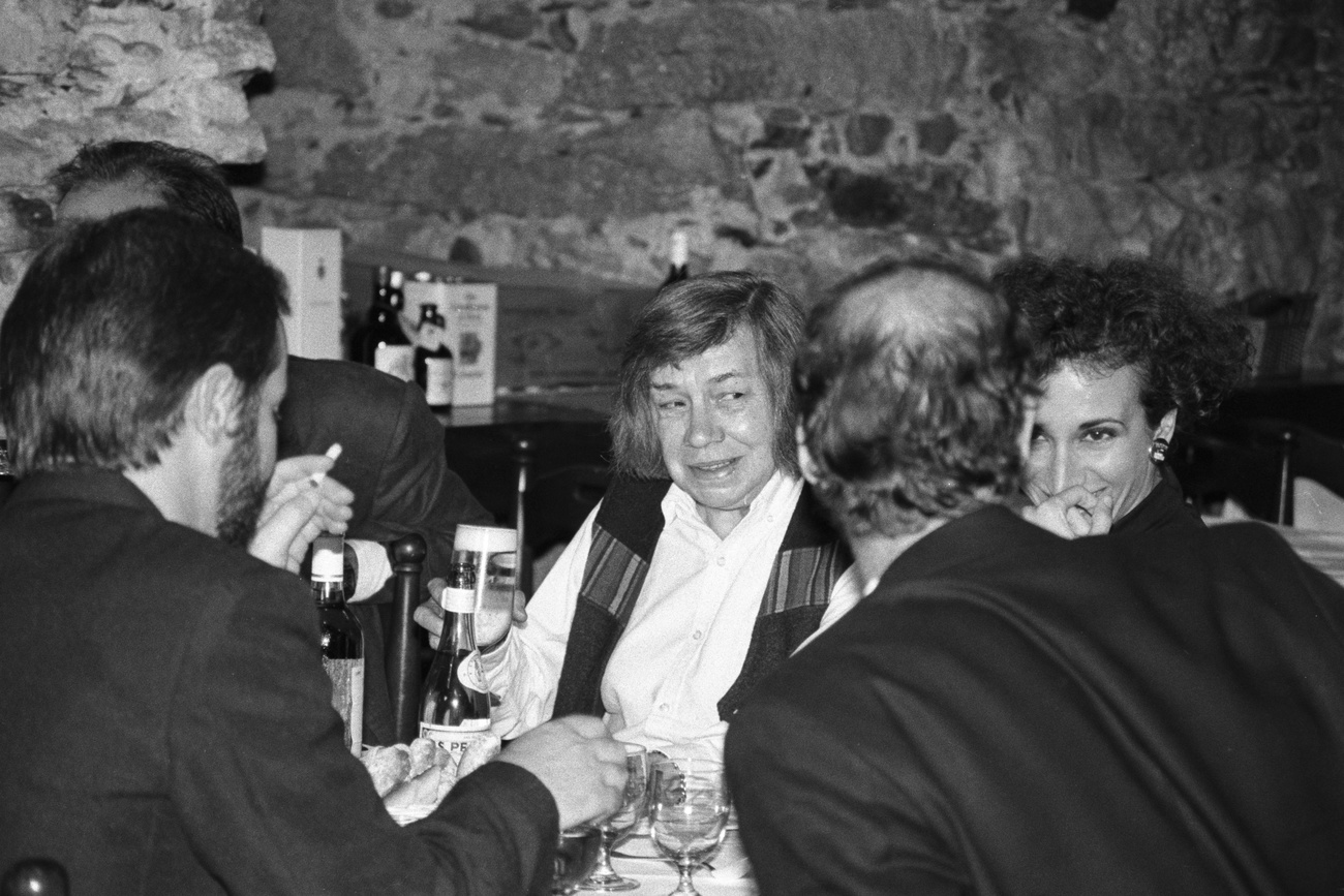 Patricia Highsmithen en un restaurante en Locarno, con otras personas, en 1988