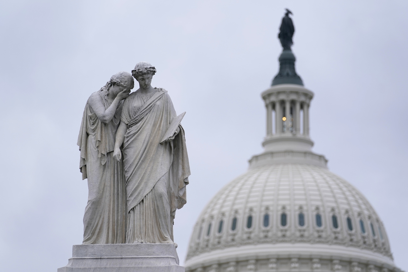 Statua davanti a cupola del Congresso.