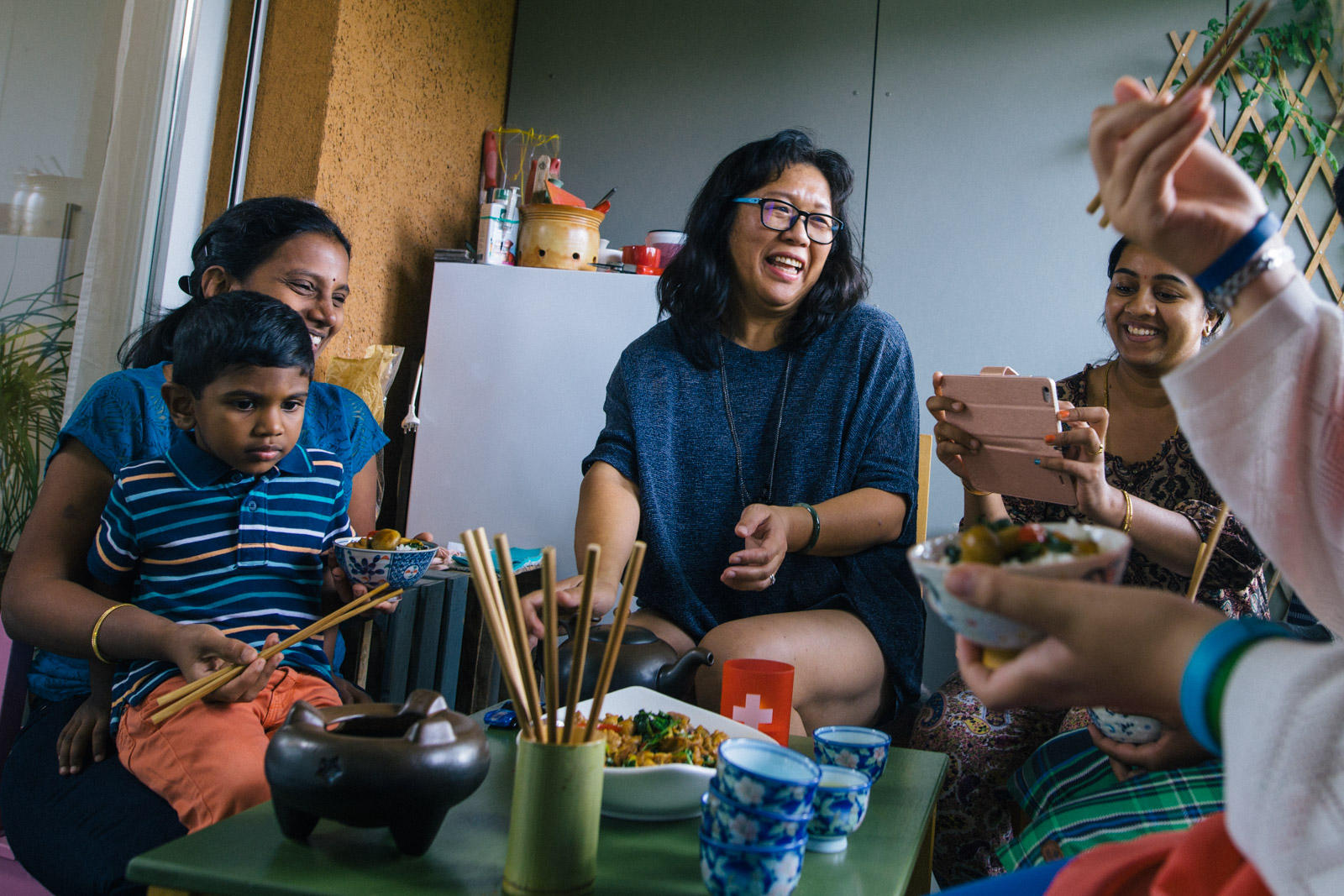 Liyah Huiling Jenni avec des membres de la famille dans une chambre