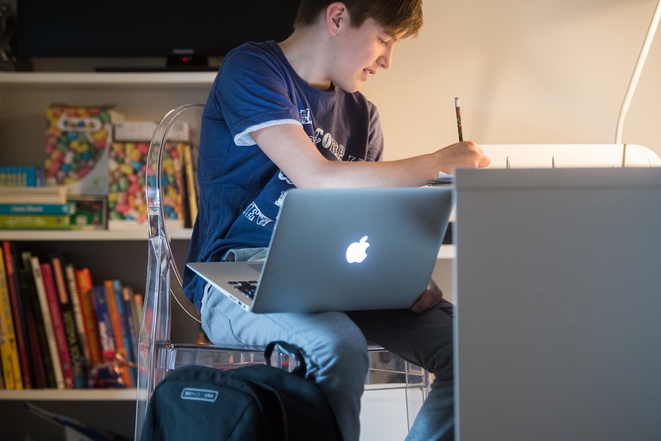 طالب يستخدم كمبيوتر محمول