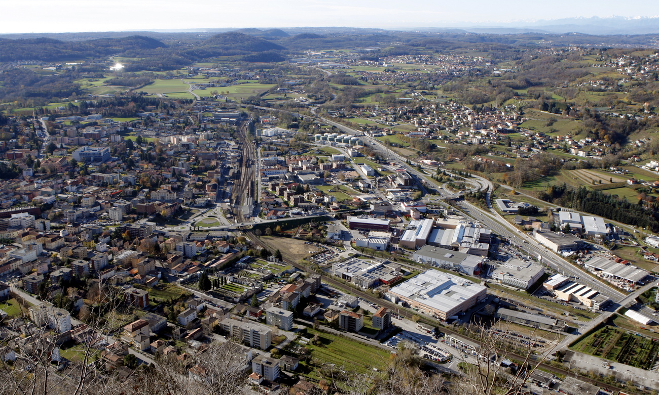 Una vista dall alto di Mendrisio e della regione italiana limitrofa.