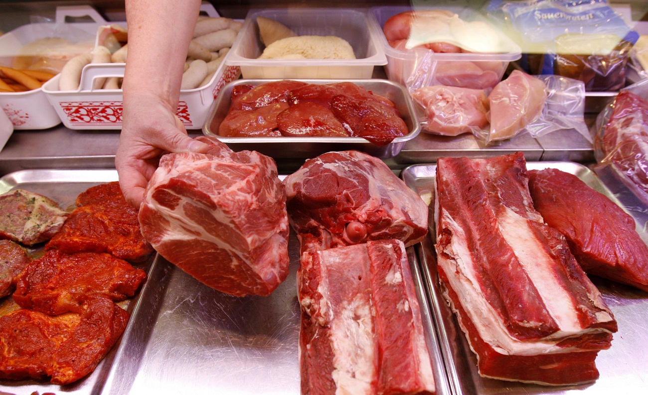 Carne di manzo esposta in una vetrina di una macelleria.