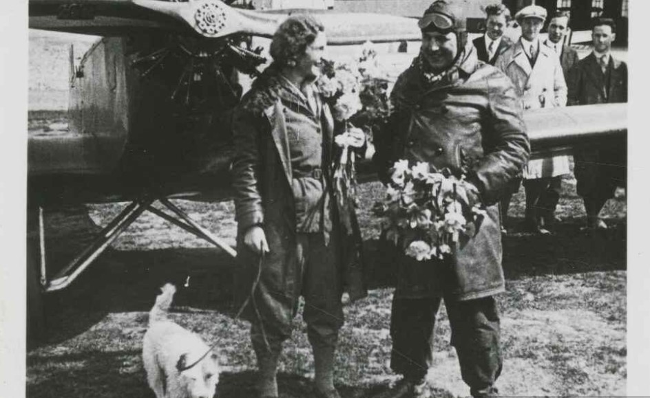 Ehepaar mit Hund vor einer Klemm L25