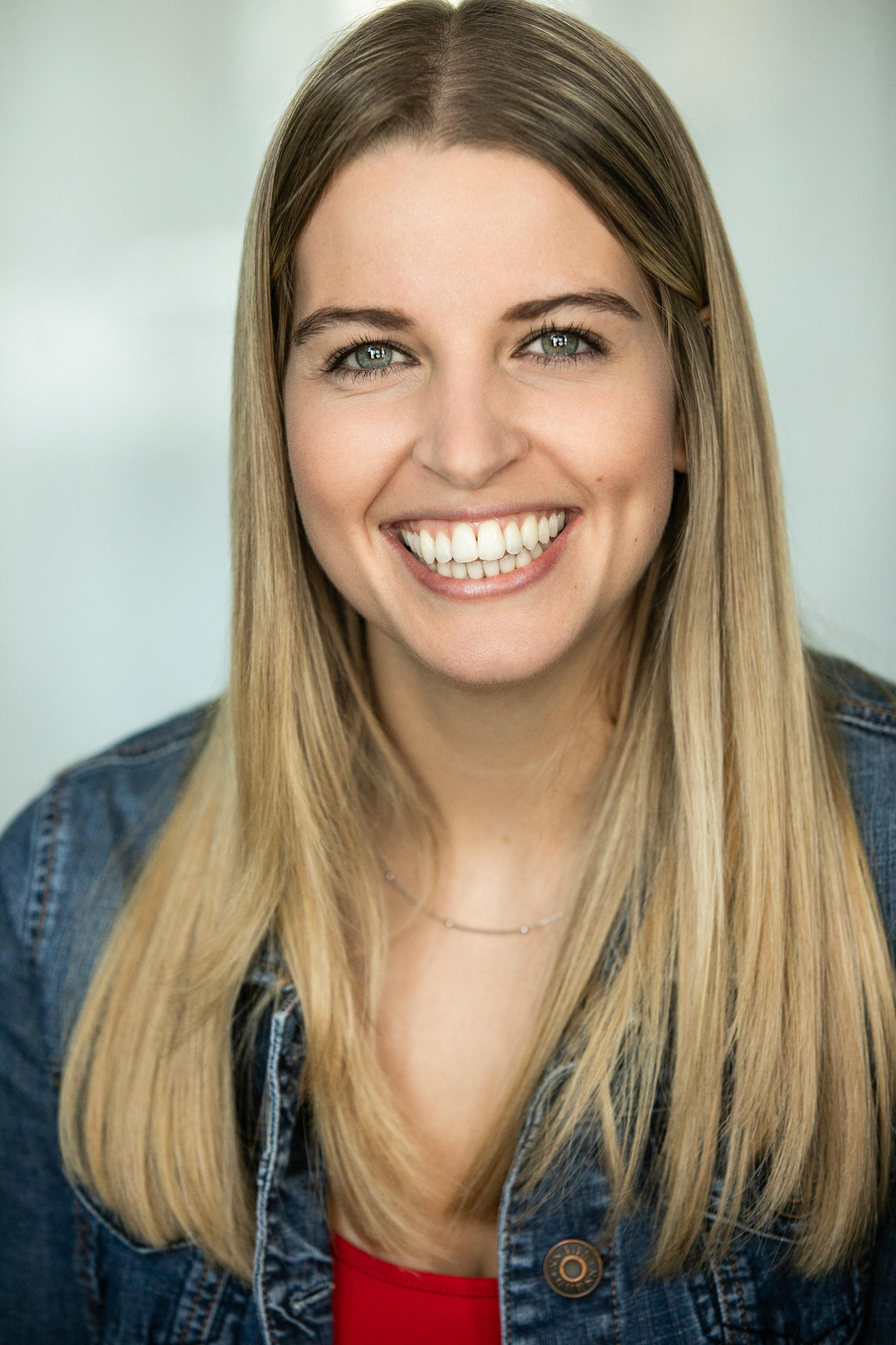 Jeune femme souriante