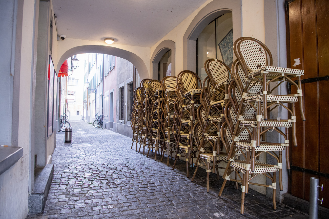 Sillas de un restaurant apiladas