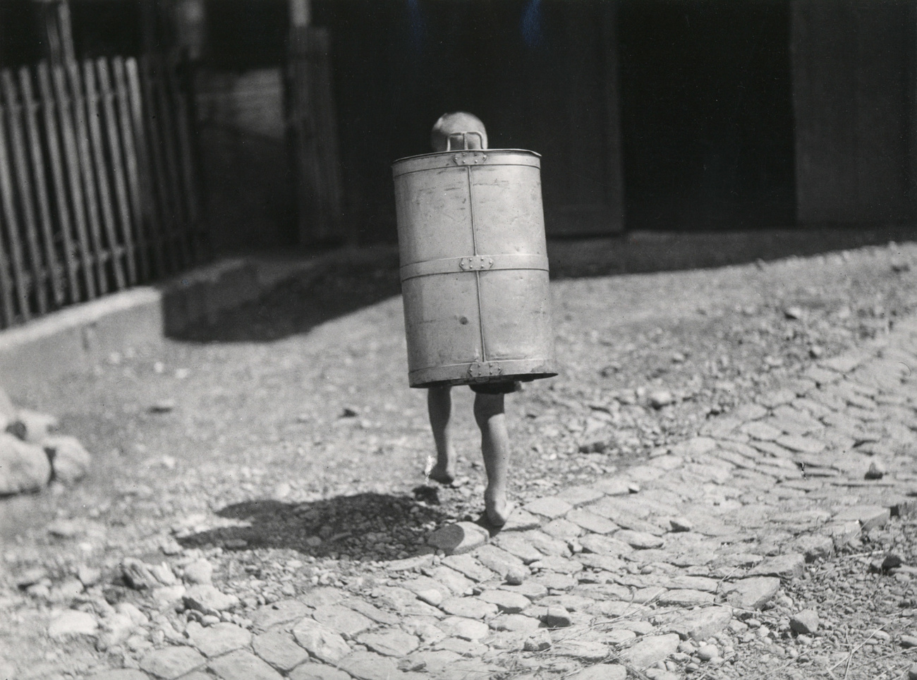 牛乳缶を持った農家の男の子。1933年