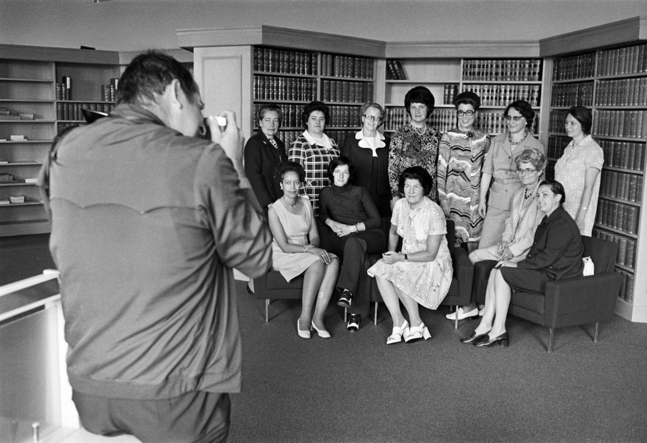  صورة جماعية تعود إلى يوليو 1972 لأول 12 امرأة مُنتَخَبَة في البرلمان السويسري.