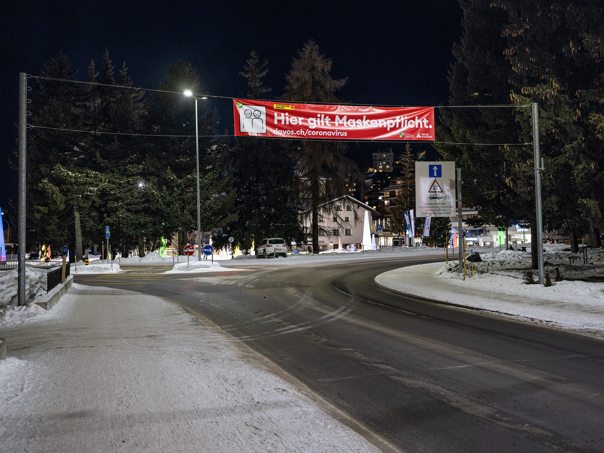 Plakat ermahnt zur Maskenpflicht