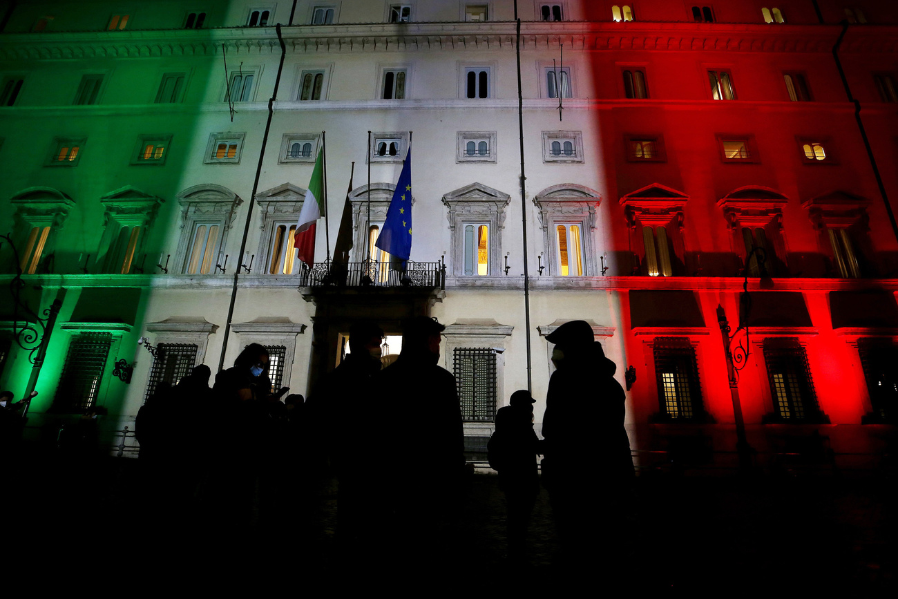 palazzo chigi illuminato con i colori della bandiera italiana