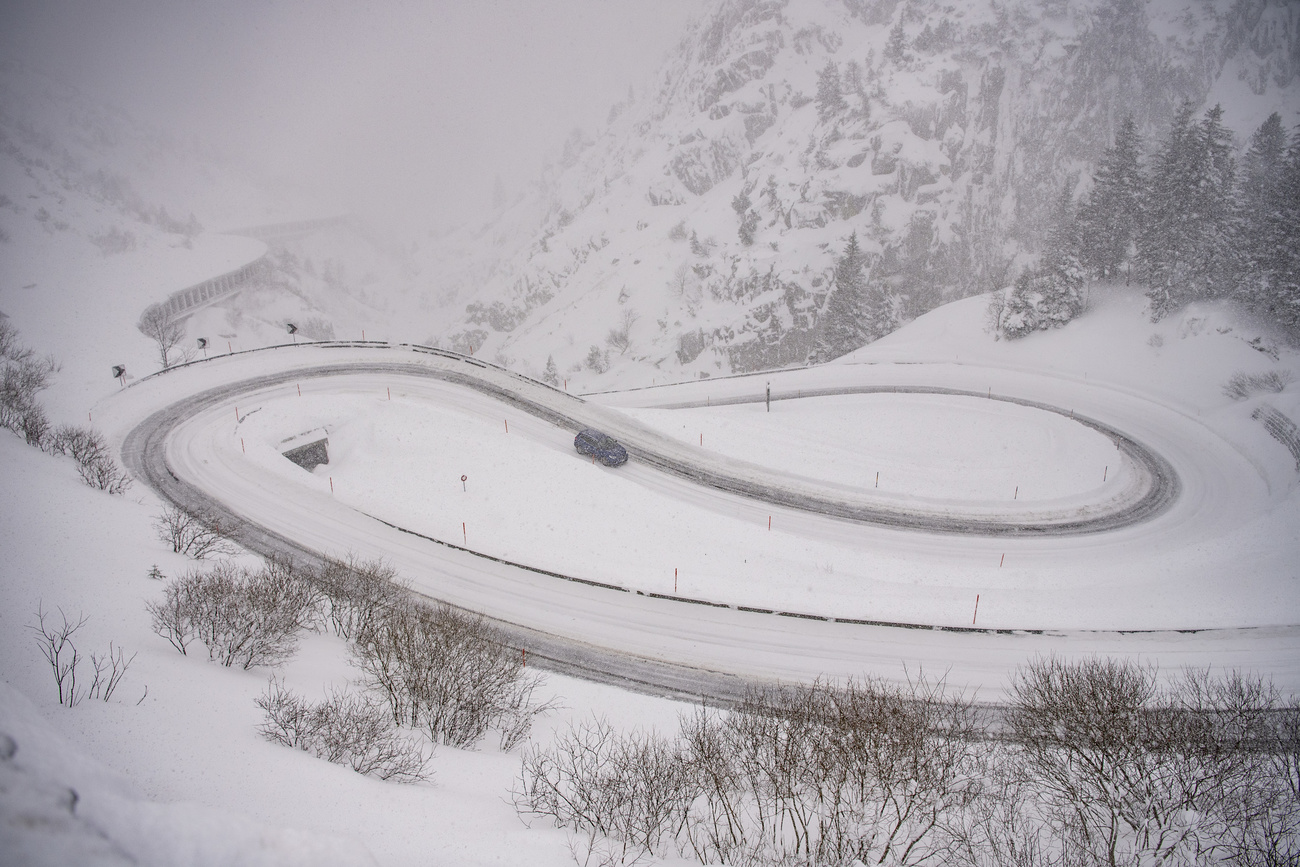 Estrada coberta de neve nas montanhas