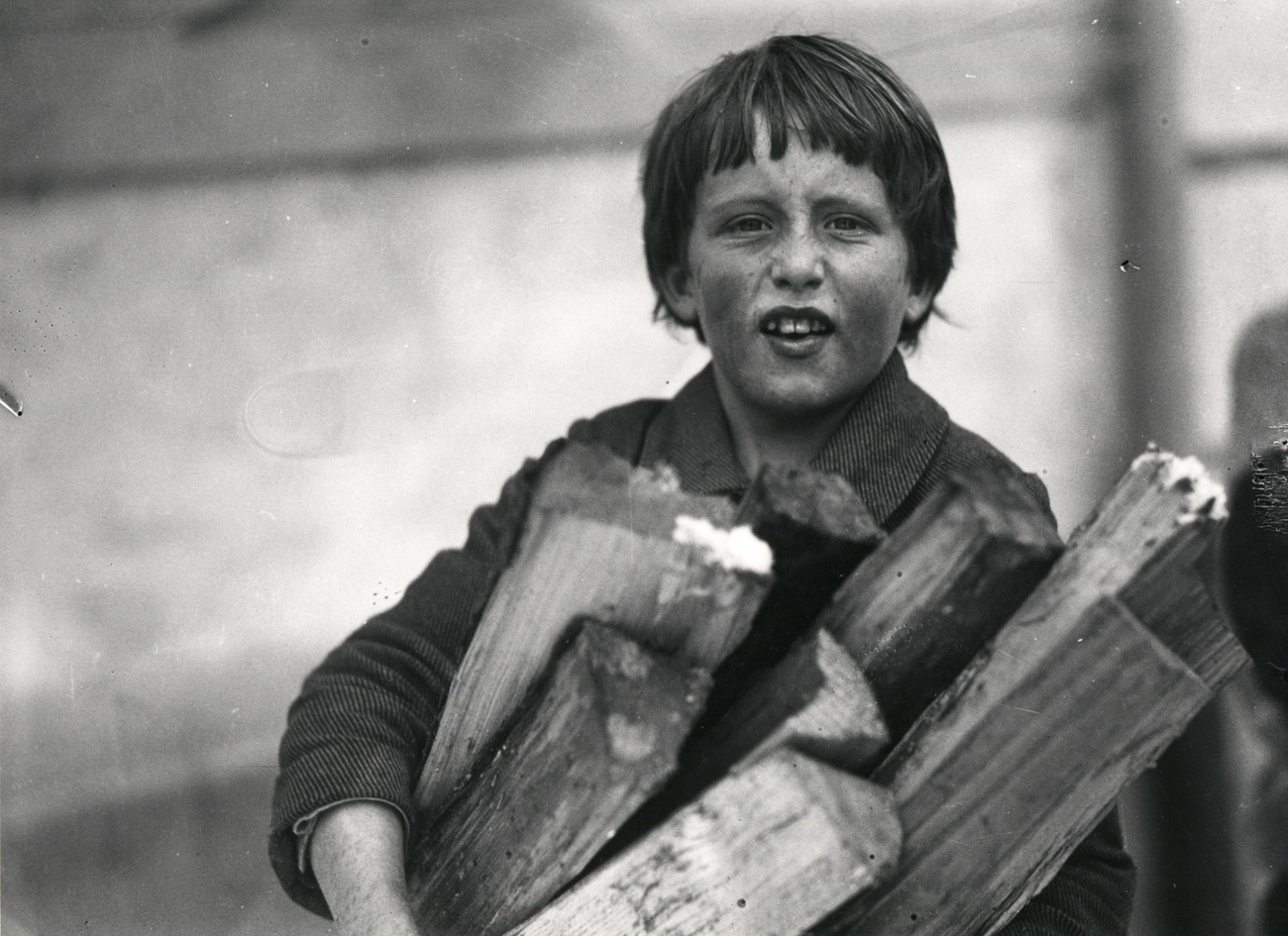 木を運ぶ男の子。1934年
