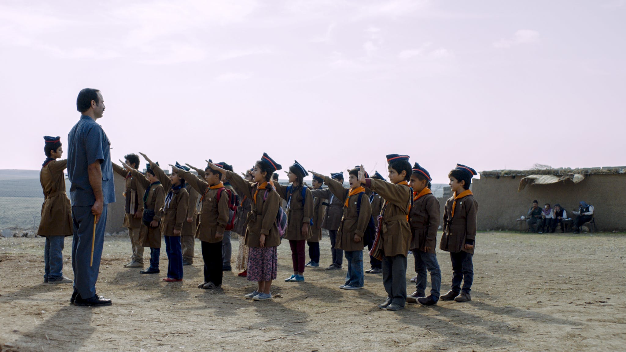 تلاميذ صغار يؤدون تحية عسكرية مرتدين لزي موحد