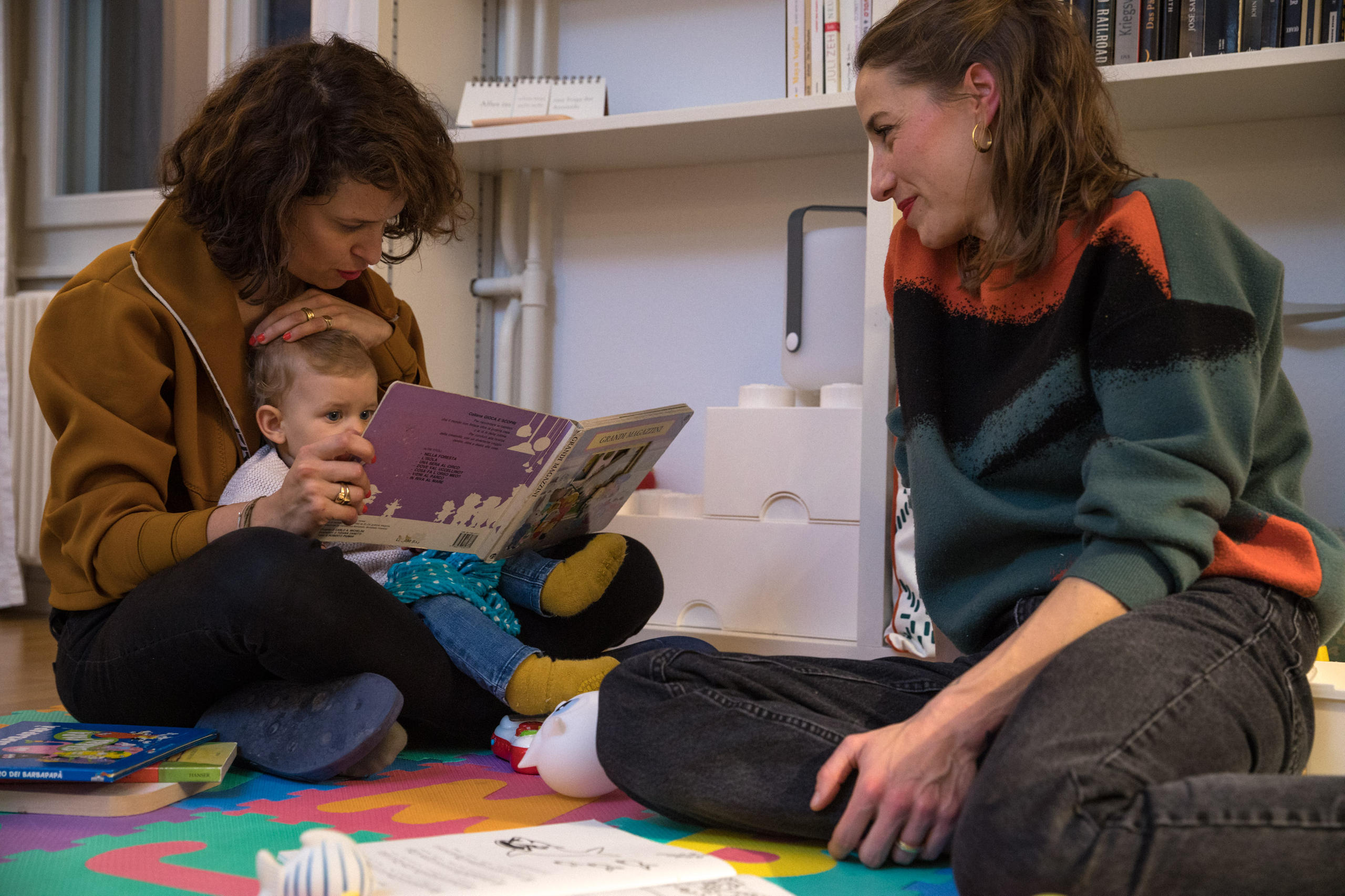 Sarah und Simona lesen ihrer Tochter vor