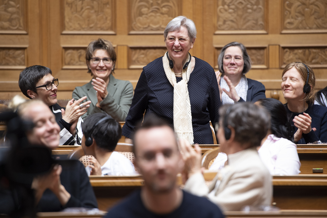 Hanna Sahlfeld-Singer rodeada de diputadas que la aplauden