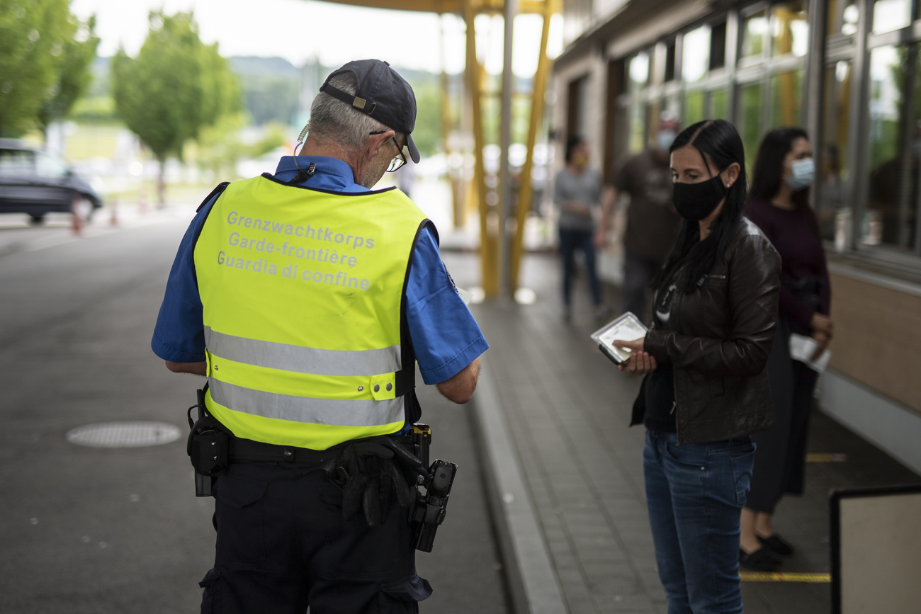 guardia di confine controlla una persona