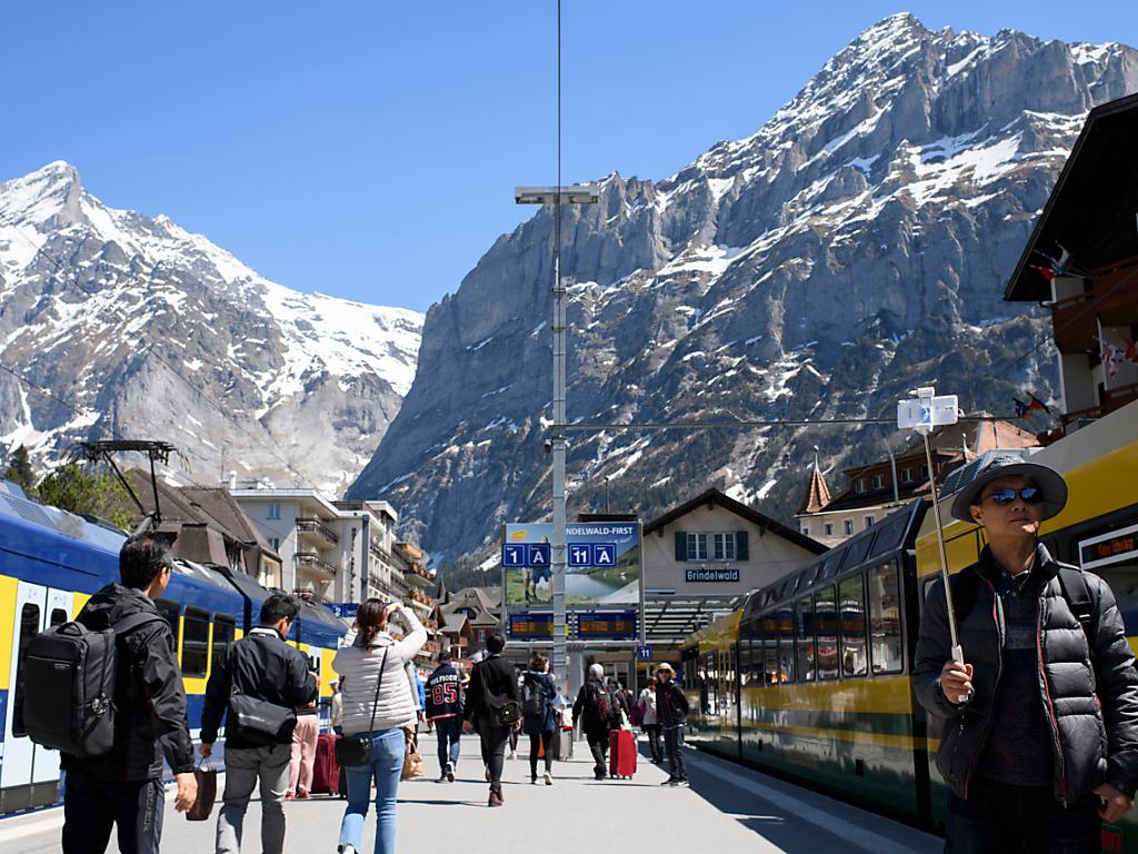 少女峰火车站上的亚洲游客