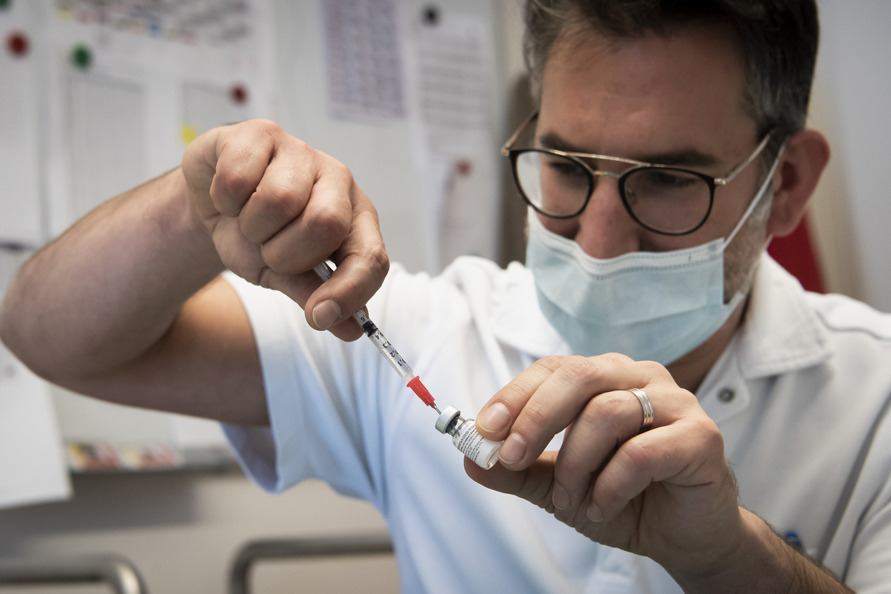 Man preparing a Covid vaccine.