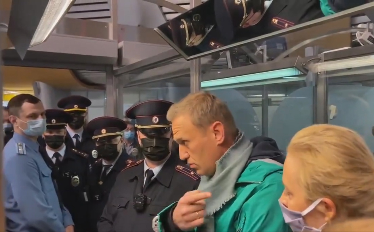 navalny attorniato da diversi poliziotti
