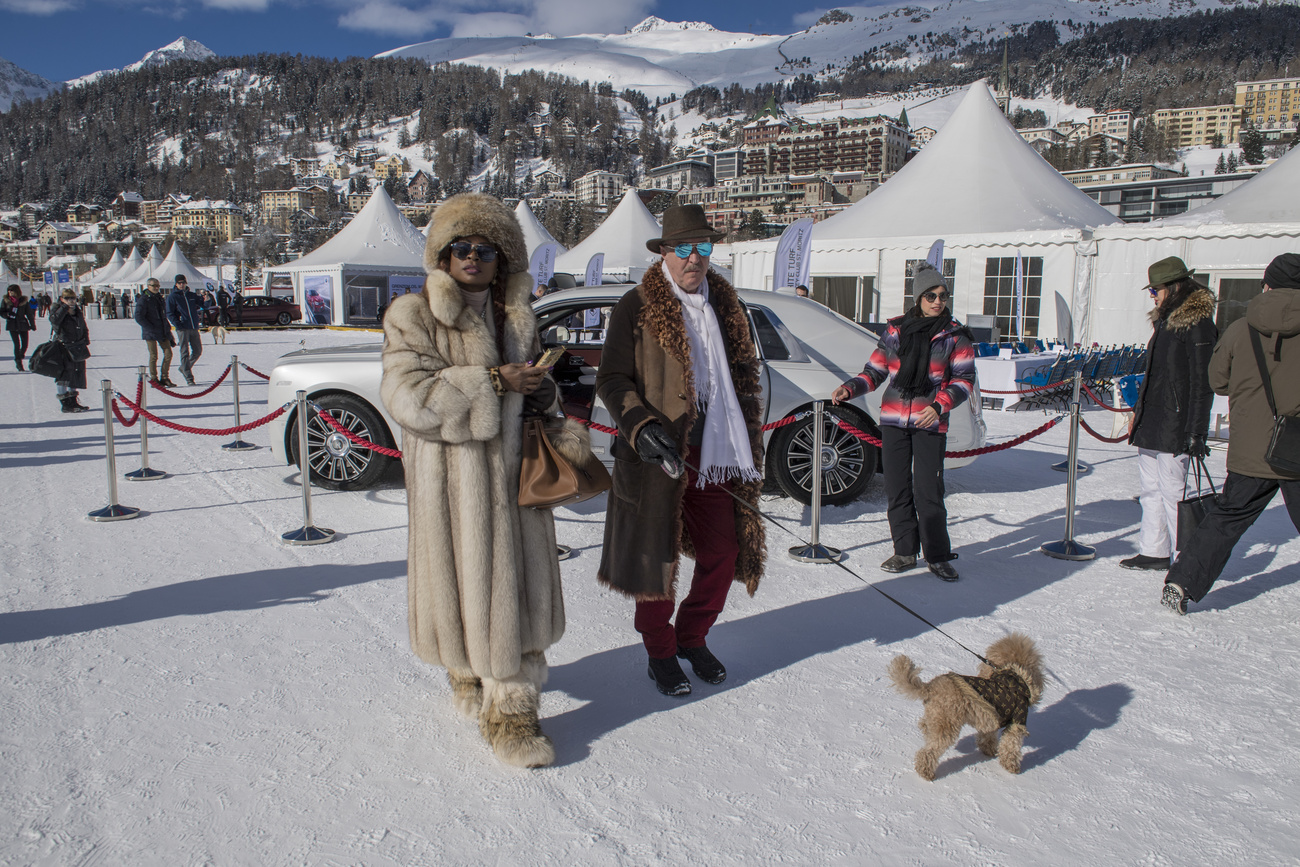 Coppia in pelliccia a Santk Moritz durante il White Turf horse races. Ovvero la gara dei cavalli sul lago di Sankt Moritz.