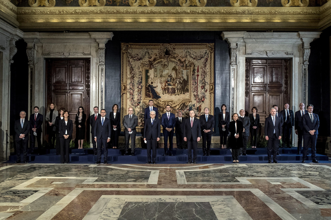 I ministri del nuovo governo in posa per la foto di rito in una sala del Quirinale; notevole distanza tra uno e l altro