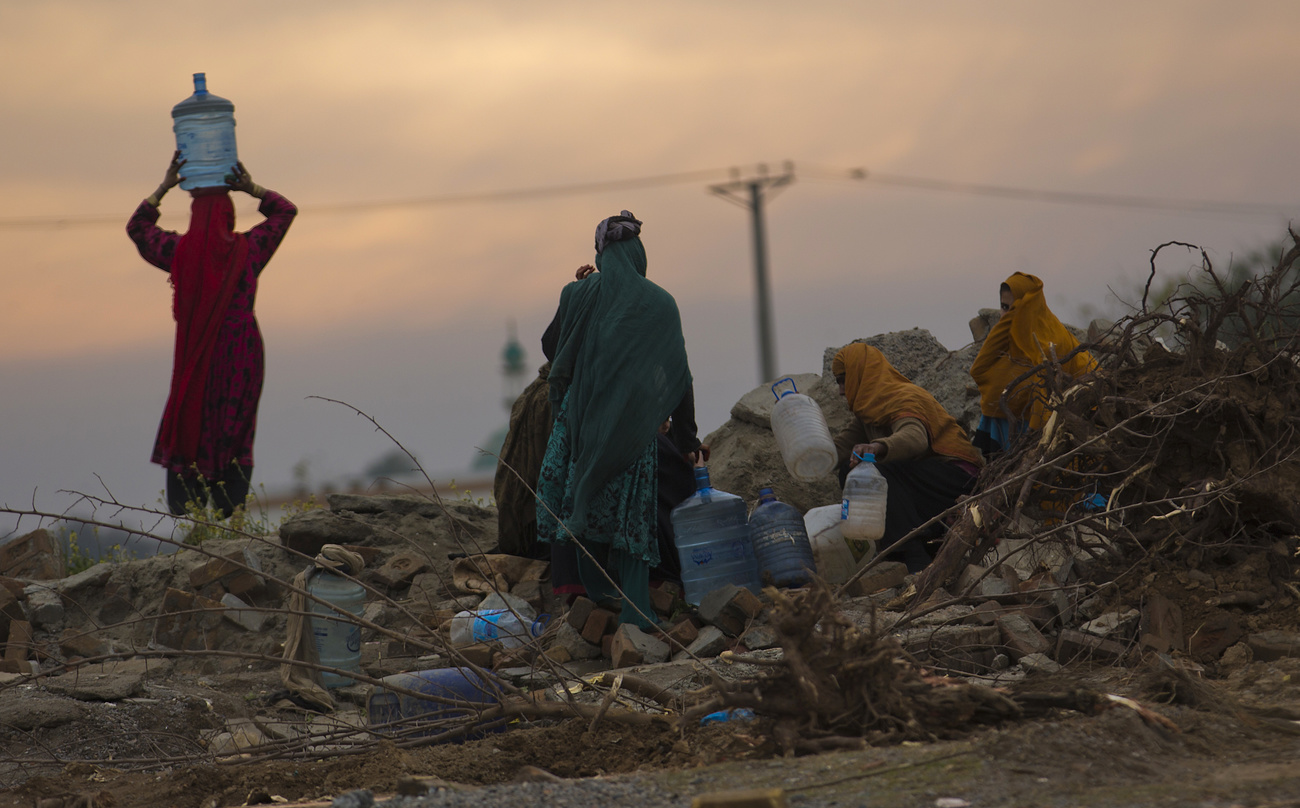 femmes portant de l eau