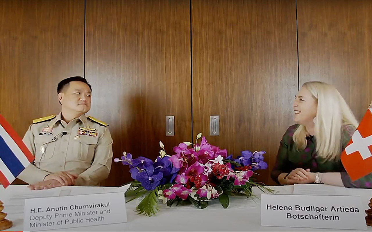 Ministre de la santé thaïlandais et ambassadrice de Suisse en Thaïlande