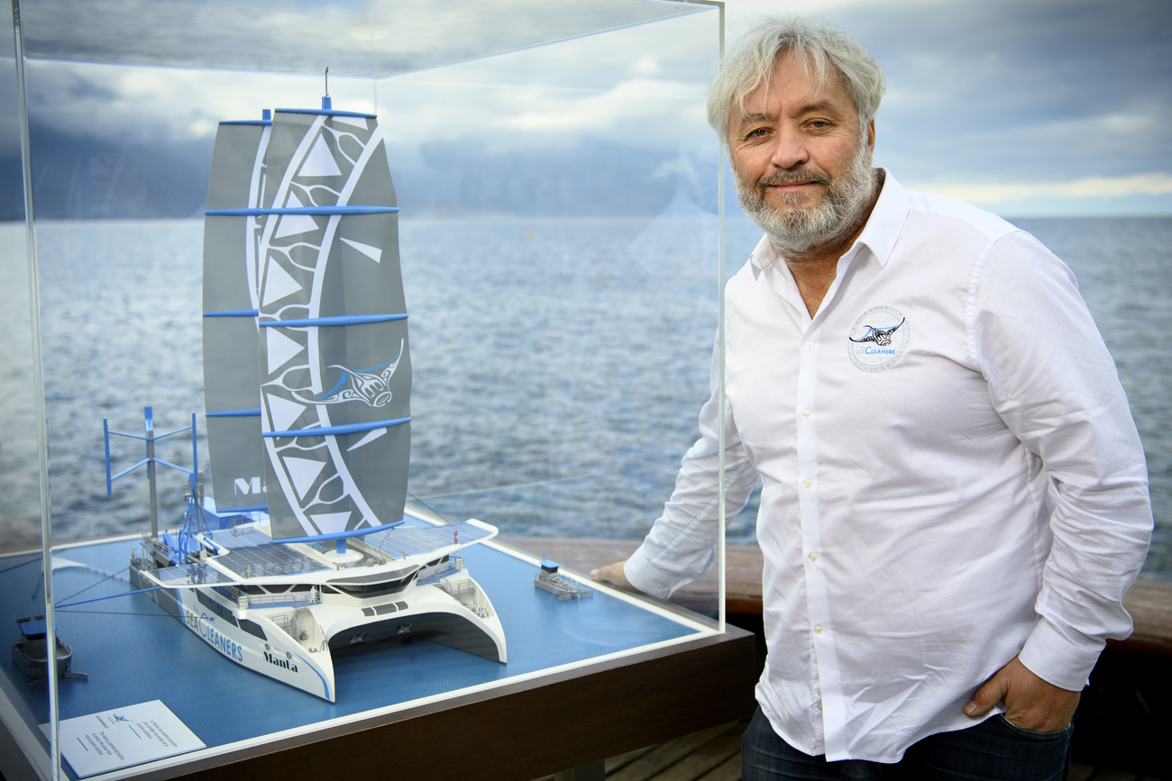 Yvan Bourgnon mostra il modellino del suo catamarano mangiaplastica