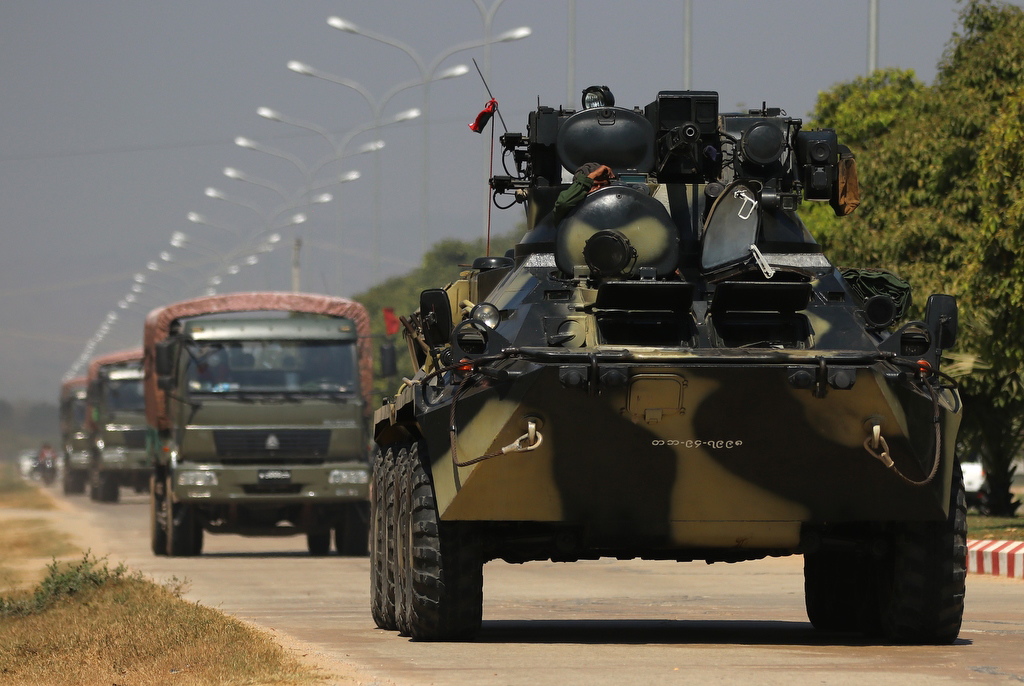 Un tanque y unos camiones militares en Naypyitaw, Myanmar