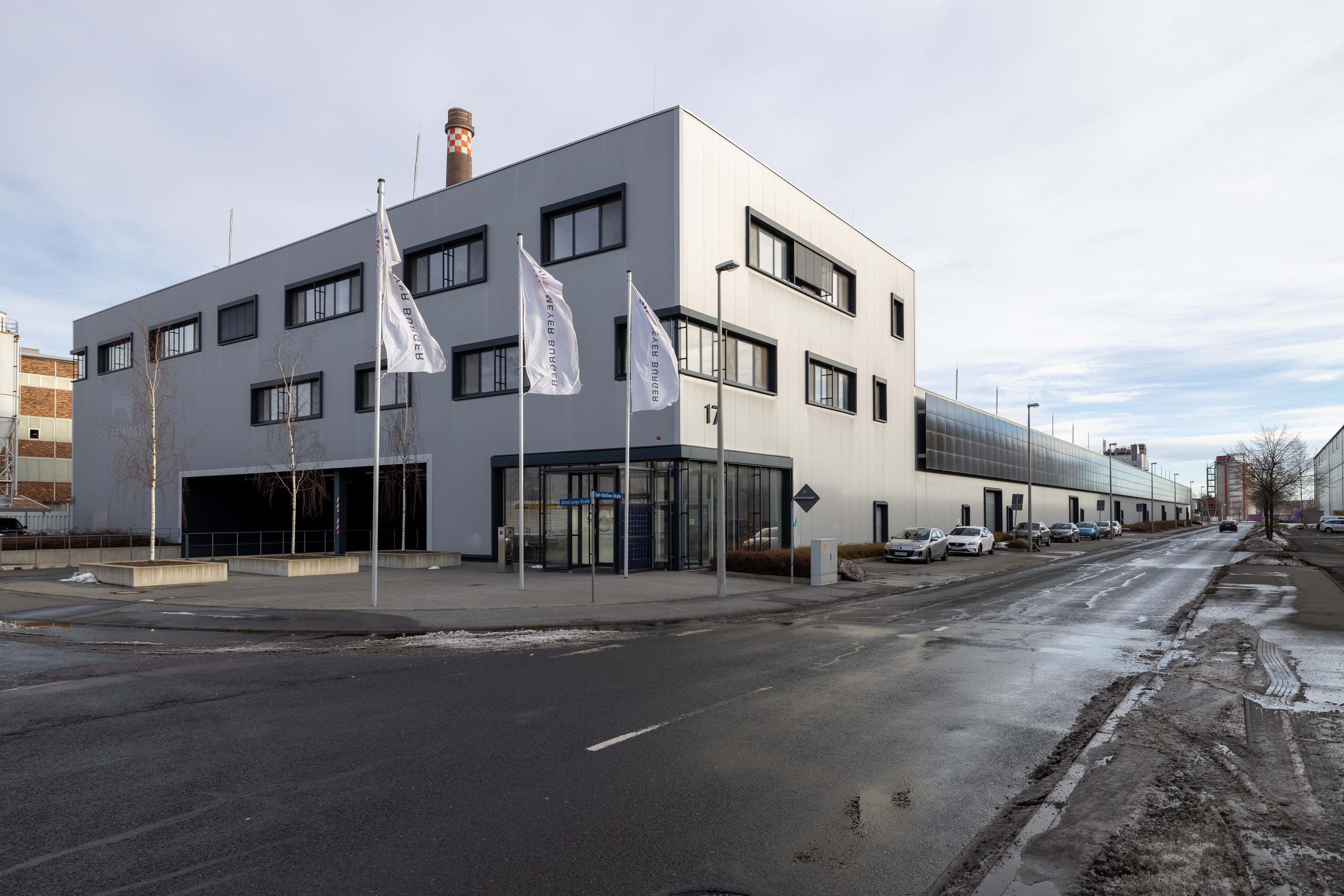 un bâtiment blanc