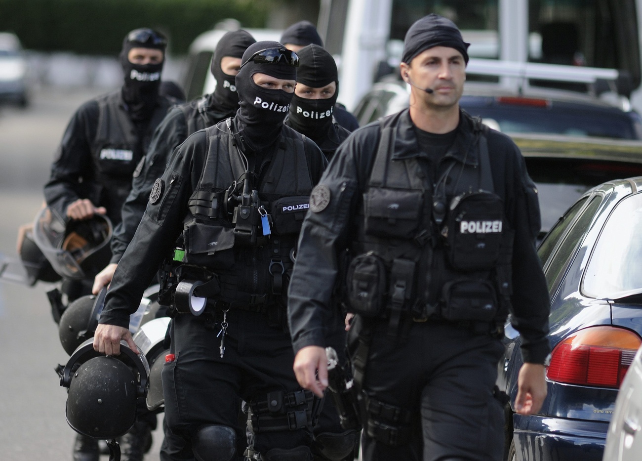 Poliziotti in tenuta s assalto davanti alla casa del forsennato di Bienne