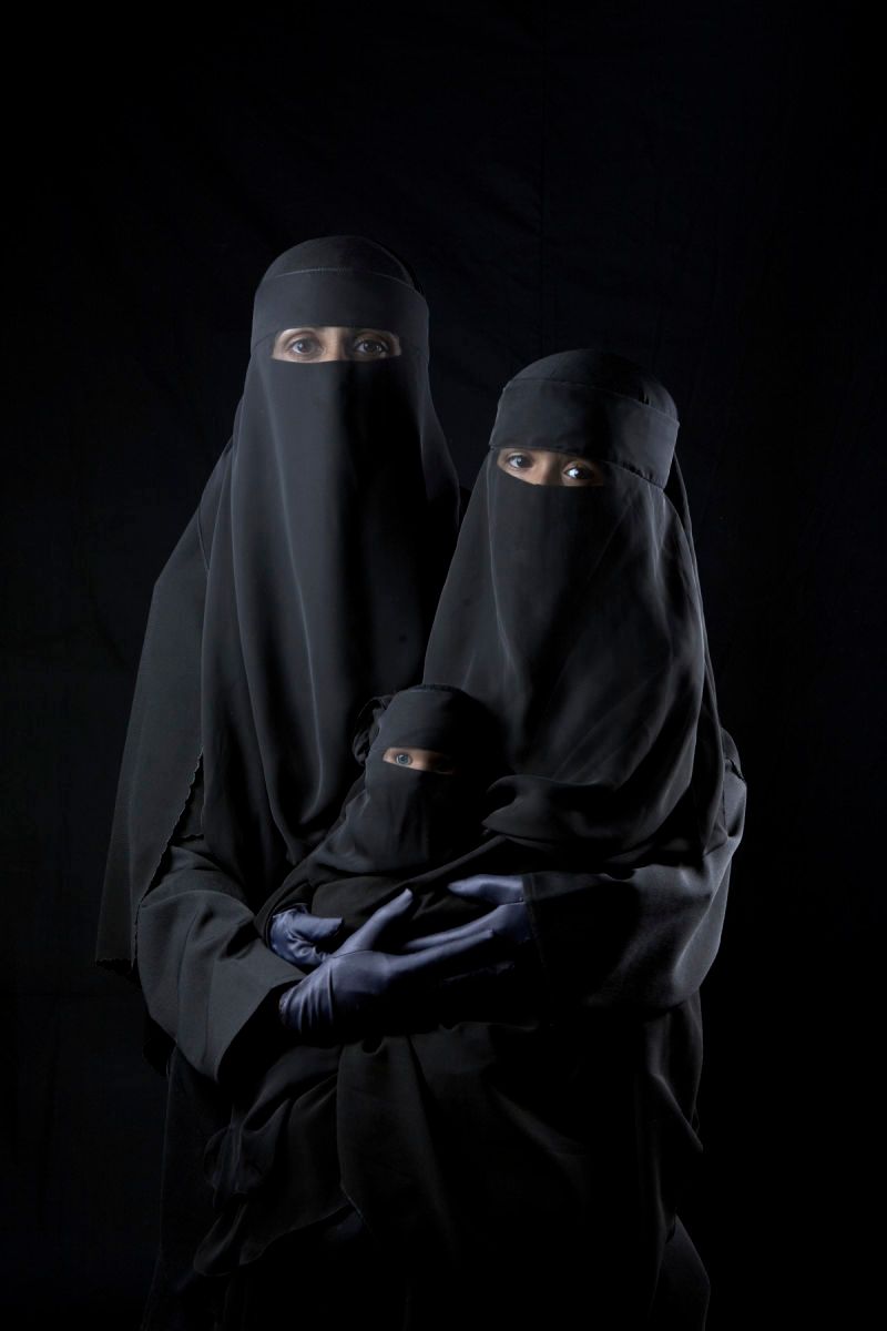 Frau, Kind, Puppe in Burka