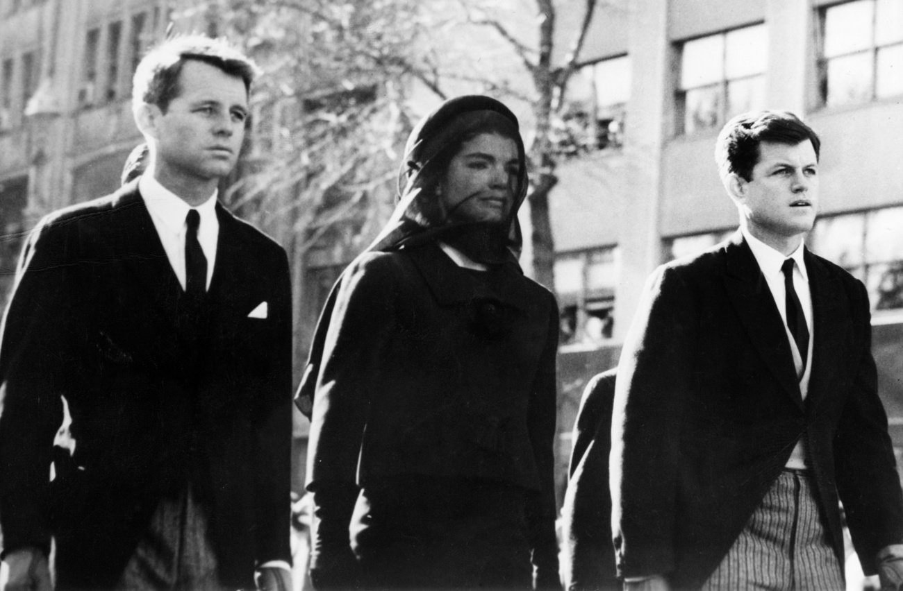 时尚偶像人物杰奎琳·肯尼迪(Jacqueline Kennedy)在出席其于1963年11月22日遭遇暗杀的丈夫-第35任美国总统约翰·肯尼迪(John F. Kennedy)的葬礼时以一袭黑纱遮面