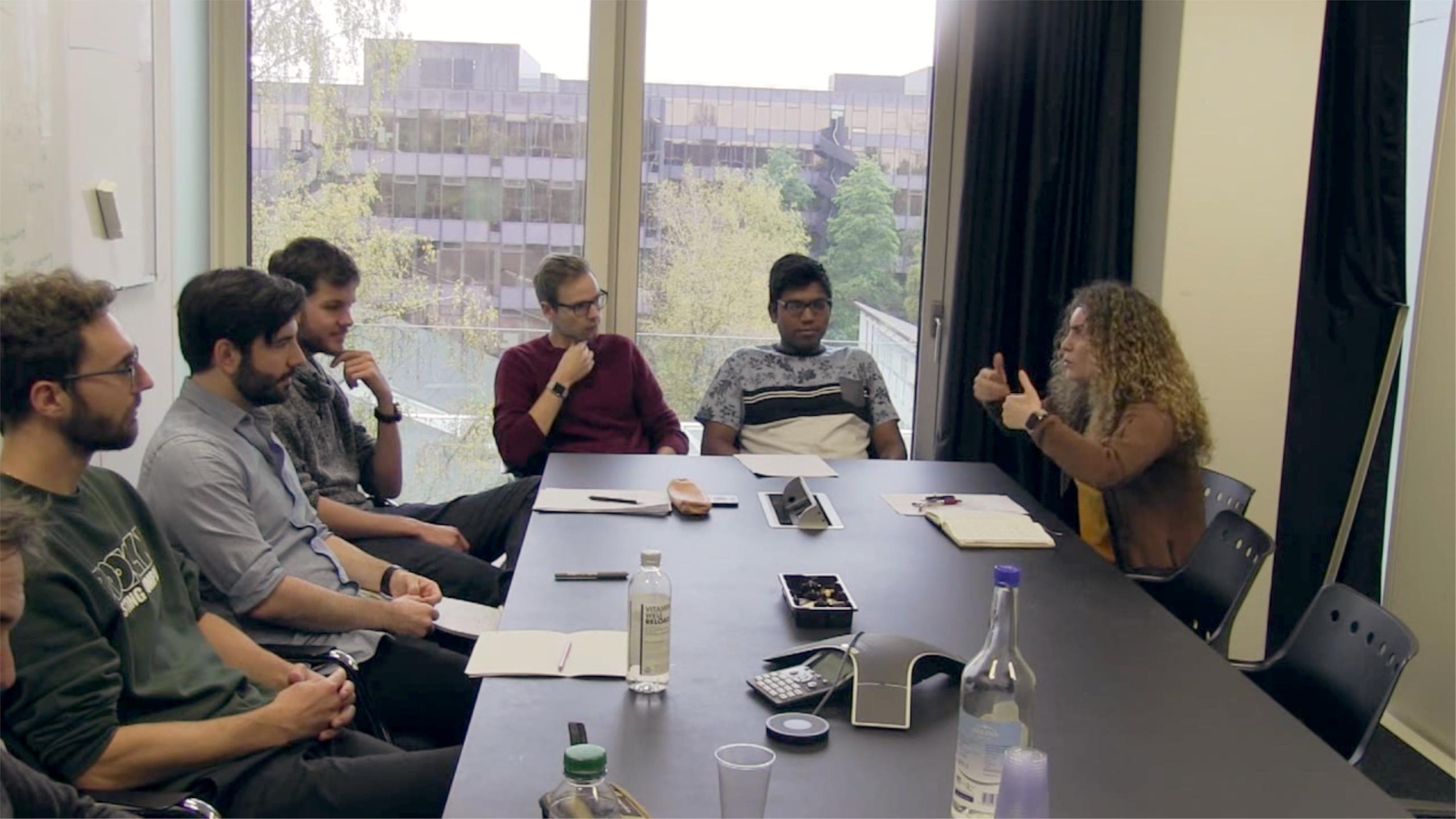 Lavinia Heisenberg mit ihren Studierenden