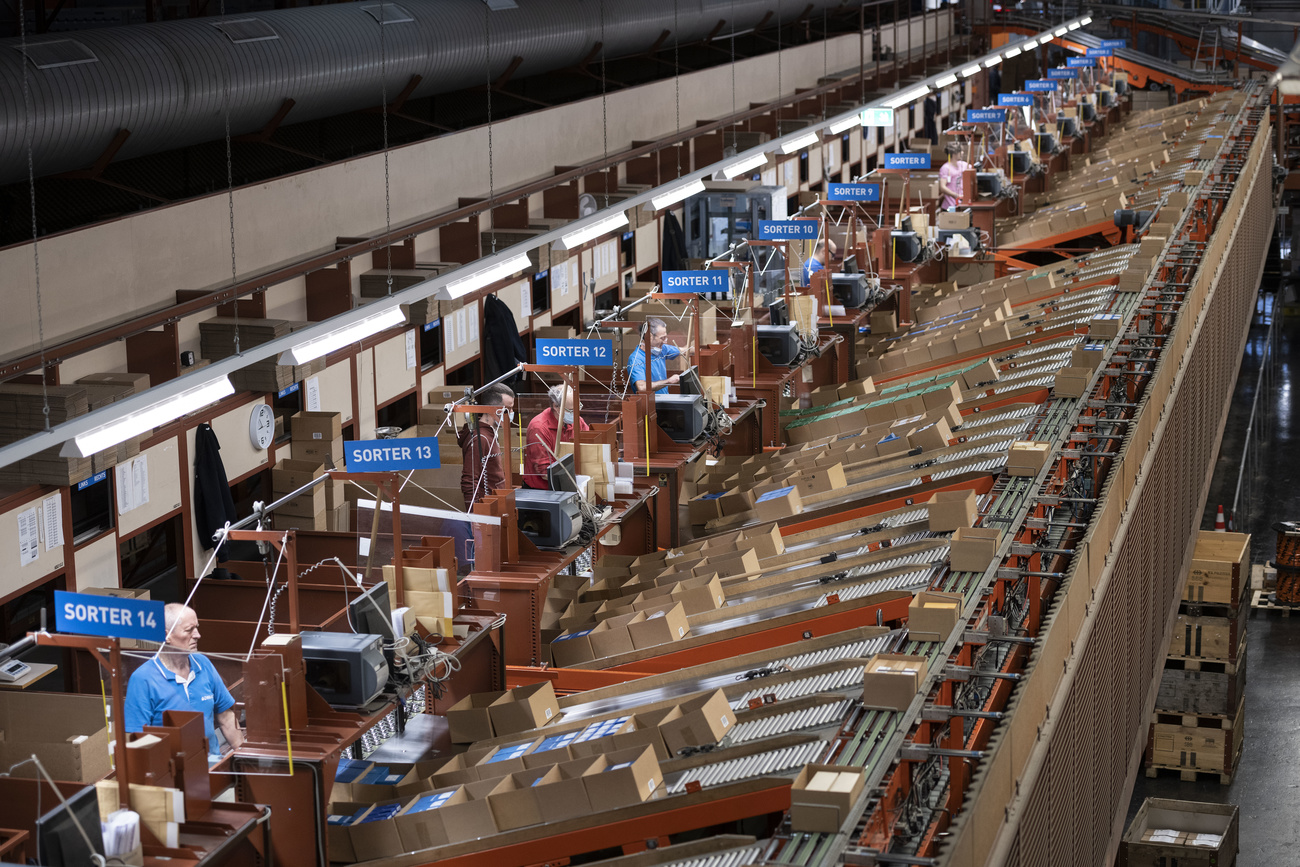 Operai all interno di una fabbrica svizzera.