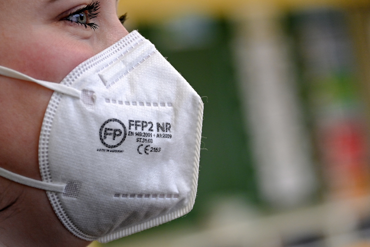 越來越的瑞士人開始戴FFP2口罩。