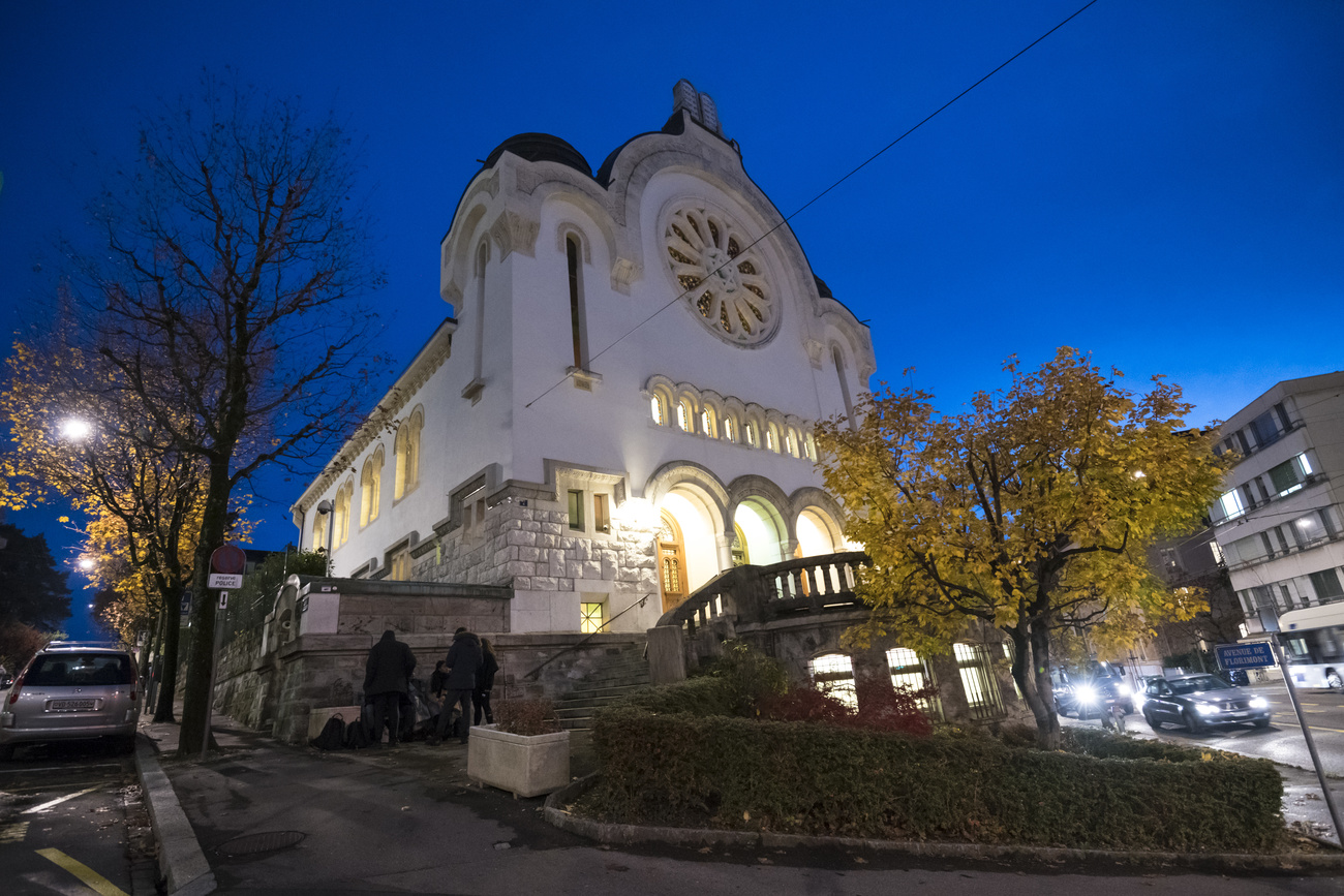 Vista dal basso di una sinagoga al crepuscolo illuminata all interno