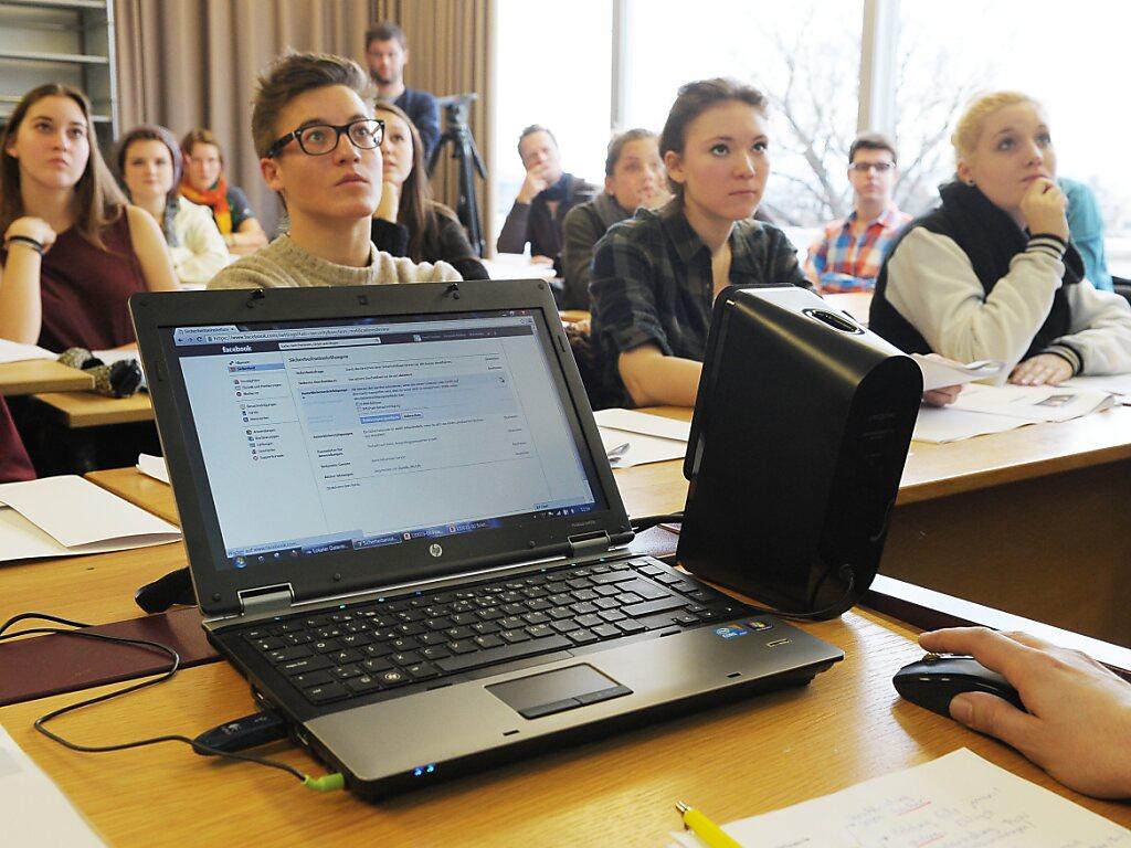 Rejet d'une motion populaire demandant un moratoire informatique - SWI ...