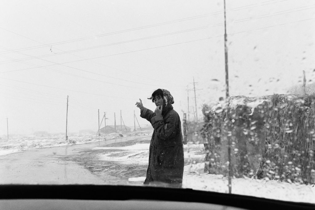 Une femme ouzbek montre le chemin