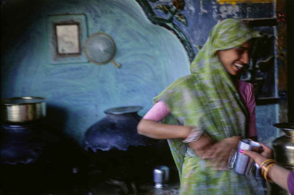 امرأة داخل بيت في الهند