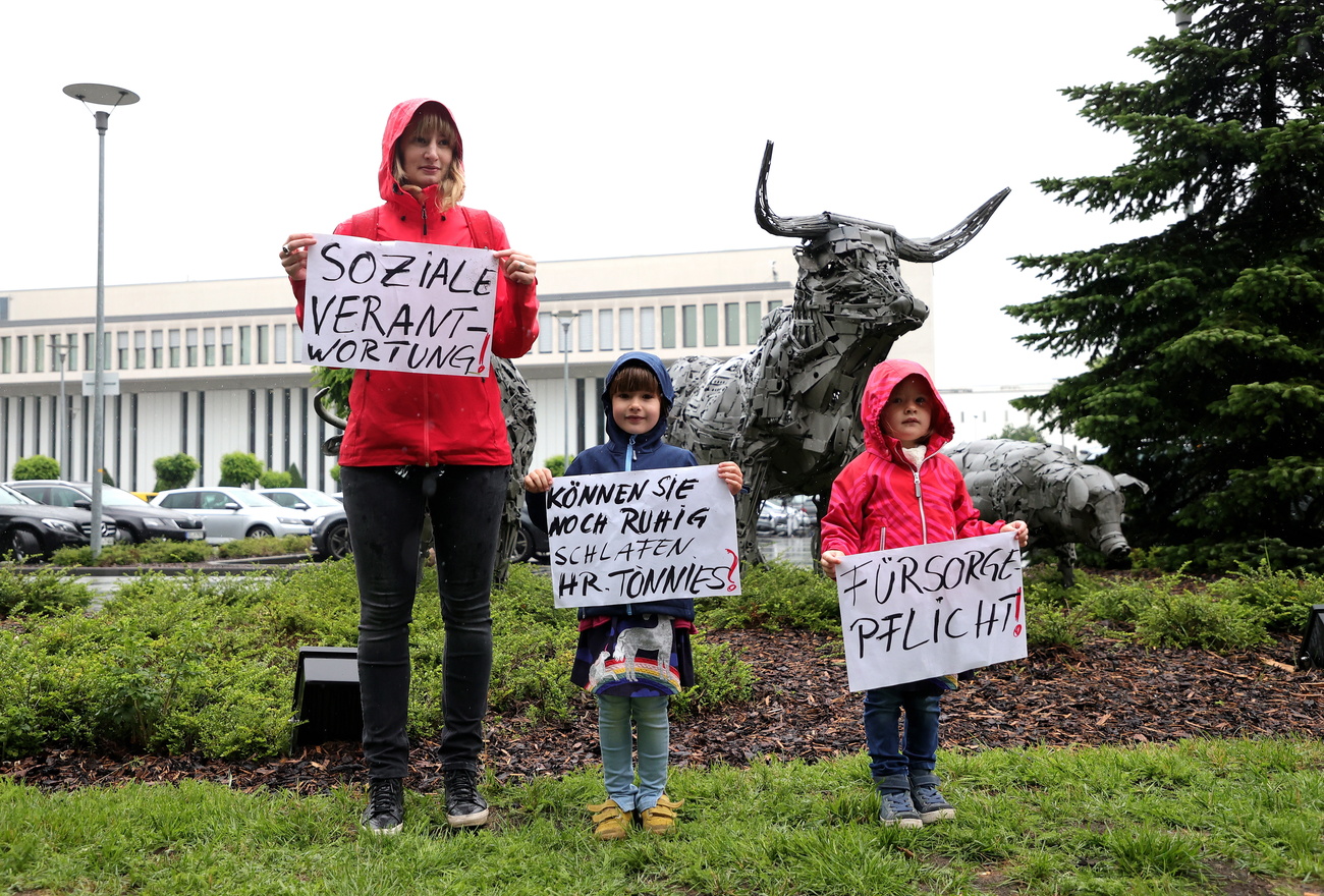 Un adulte et deux enfants qui manifestent