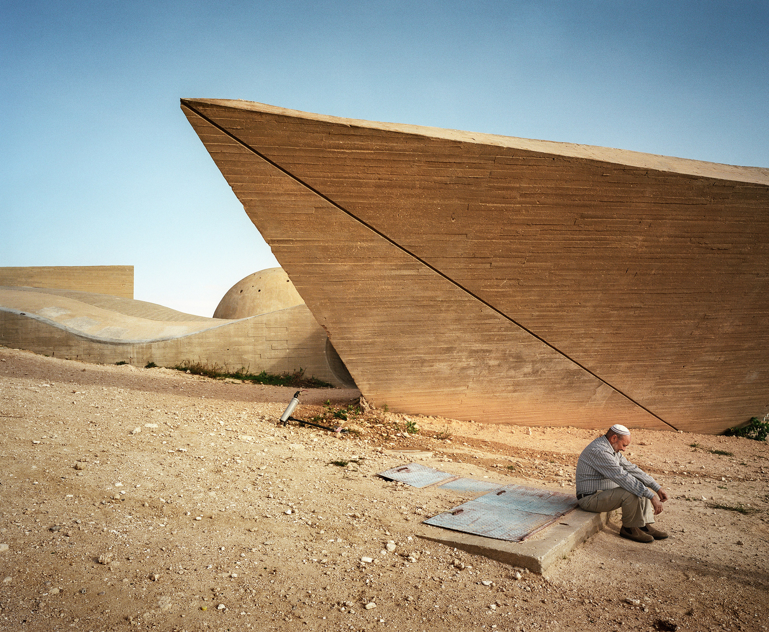 Homme assis devant un monument