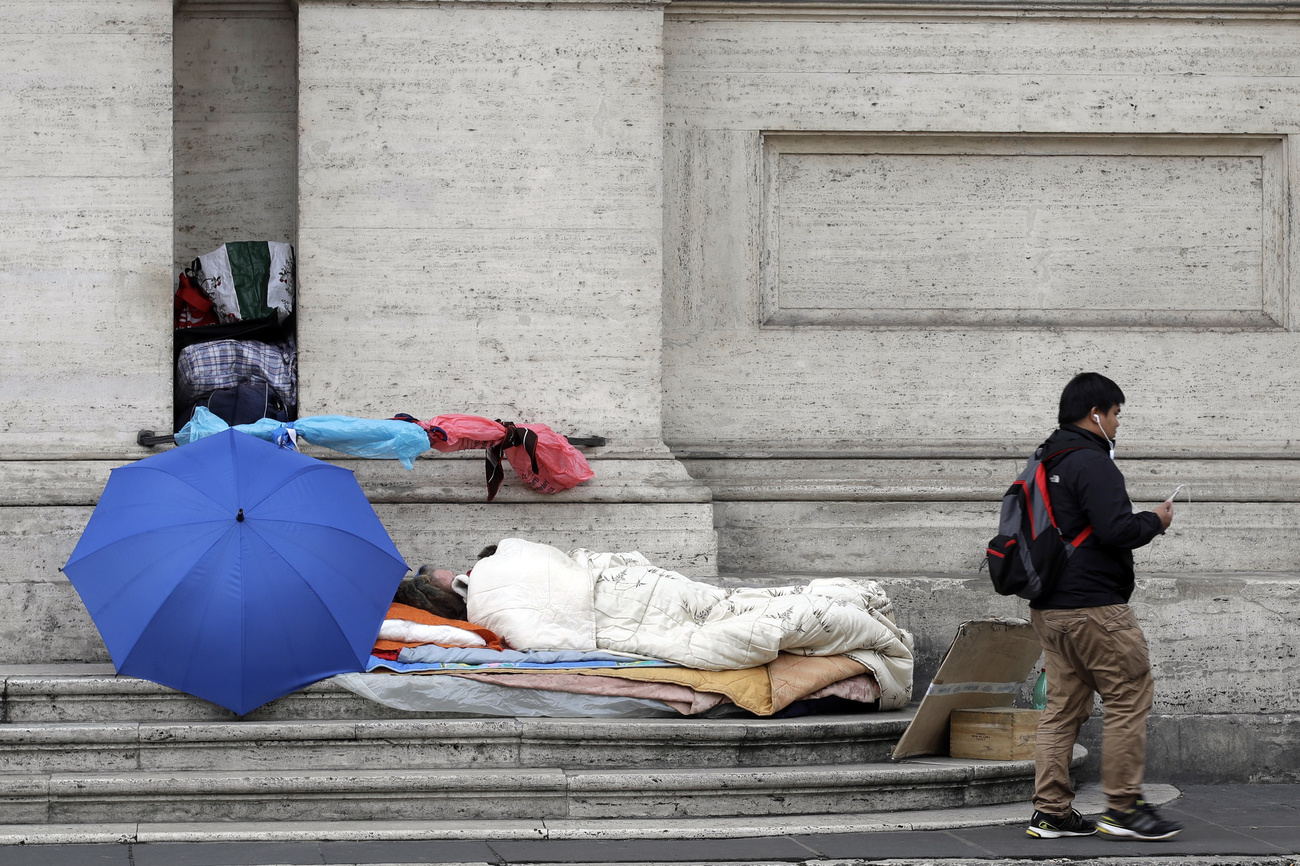 persona dorme per strada