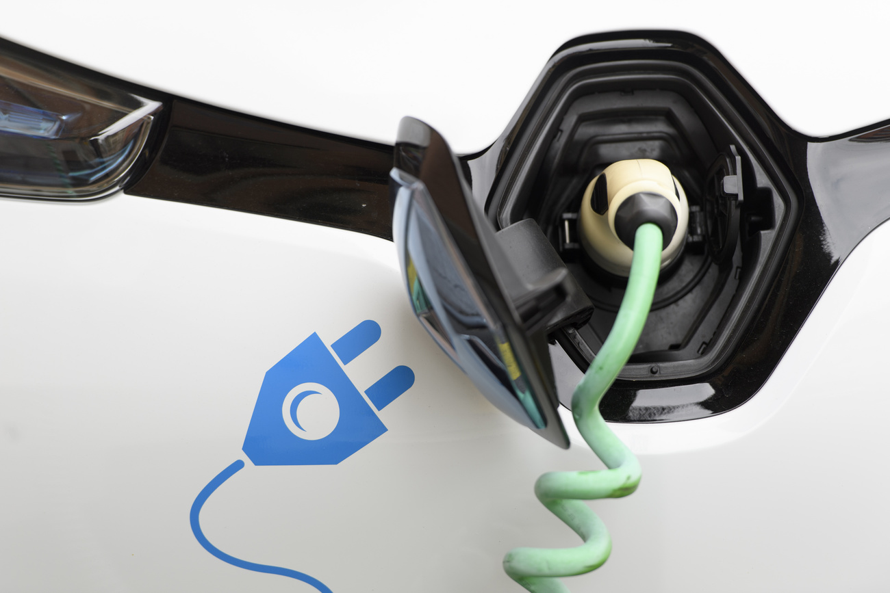 Auto elettrica attaccata alla presa.