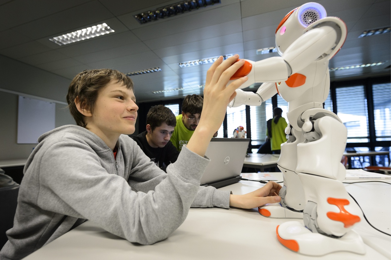 Un niño con un robot.