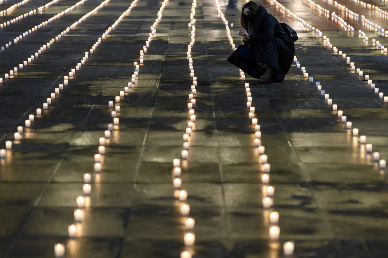 Bougies sur la Place fédérale en hommage aux victimes du corona