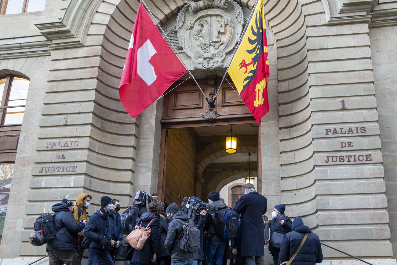 L assalto dei cronisti al Palazzo di giustizia a Ginevra per il processo Maudet.
