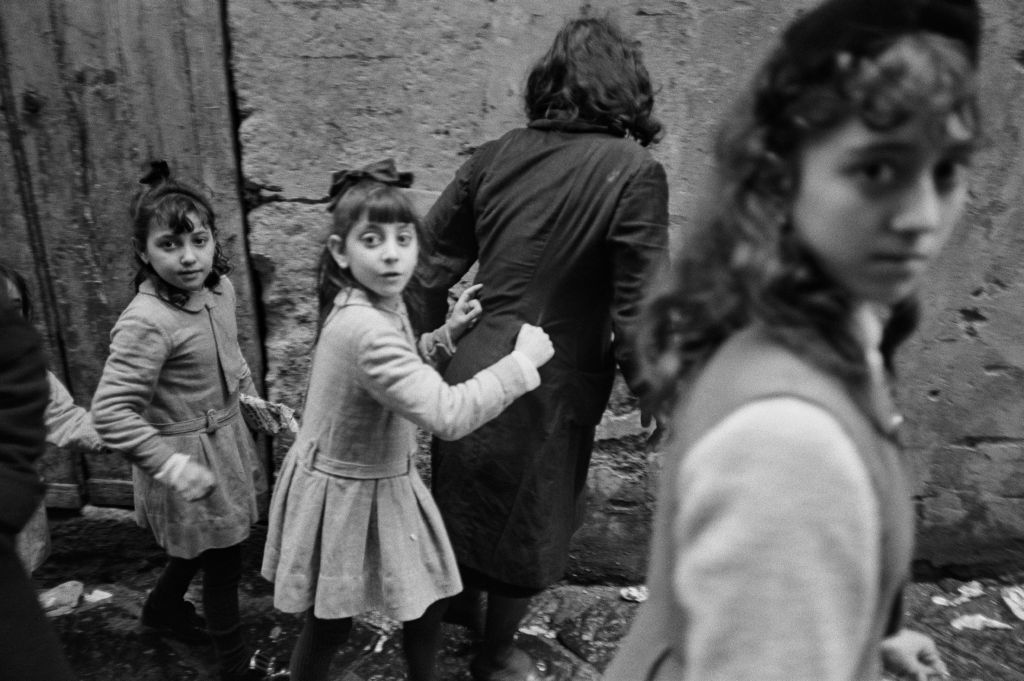 Mädchen schaut in die Kamera