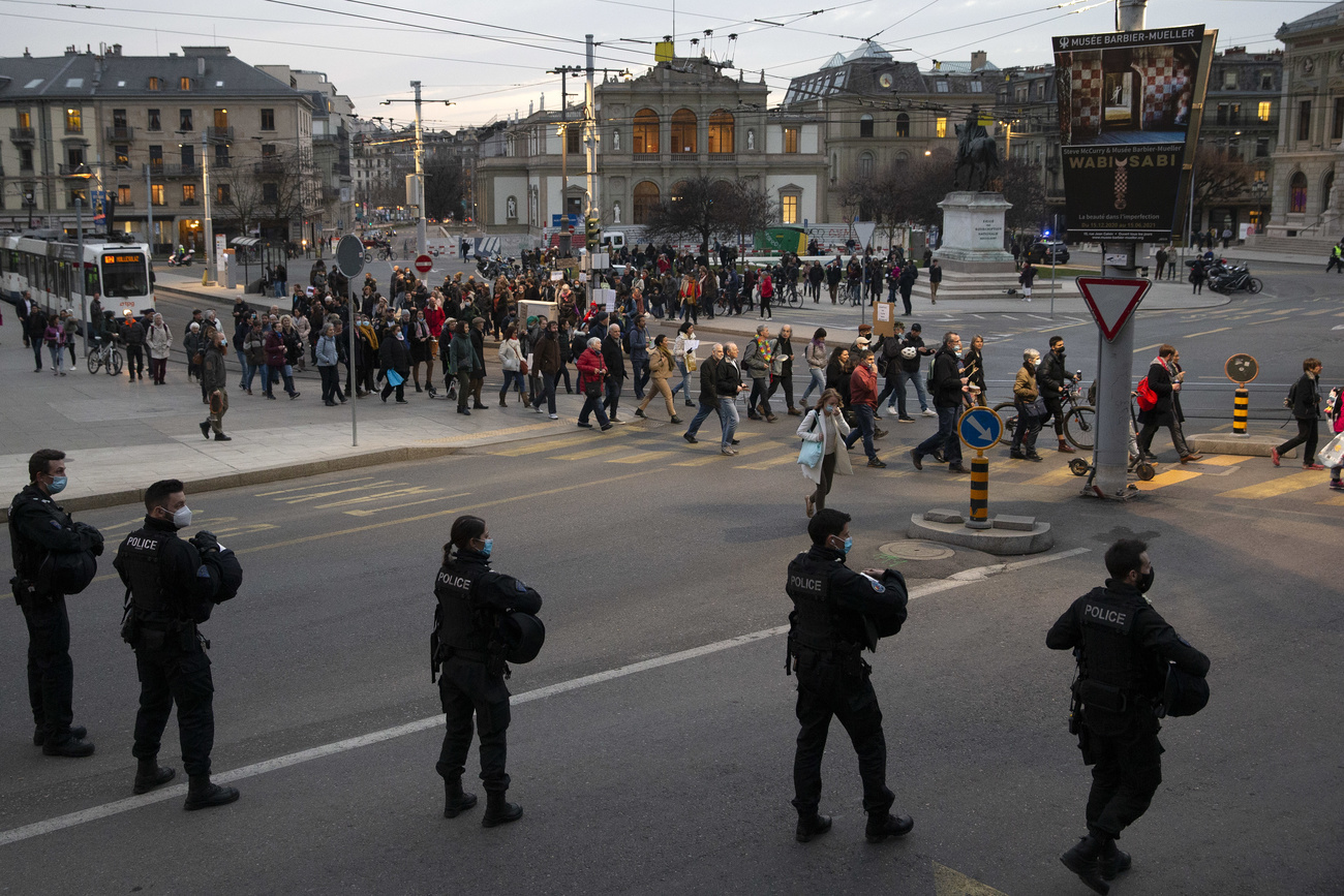 Agenti disperdono la manifestazione non autorizzata su Pace Neuve
