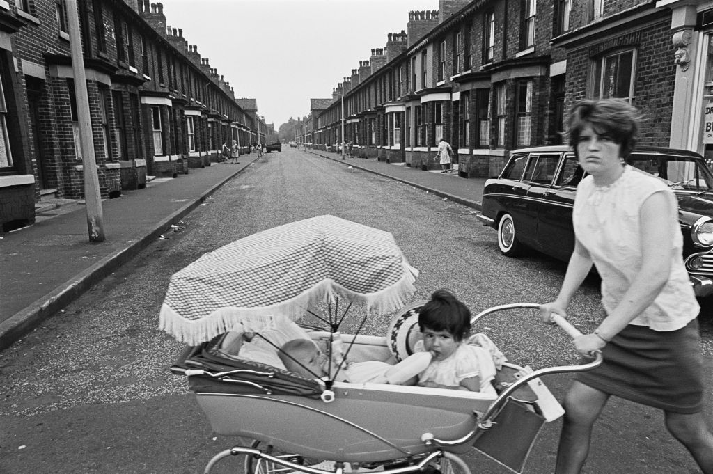 Femme avec un landau