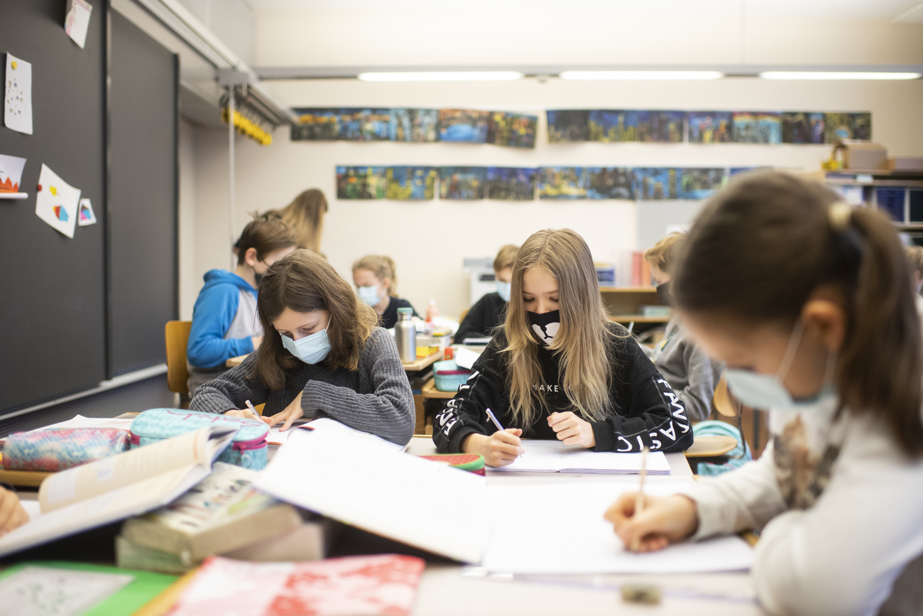 ragazzi in classe con mascherina